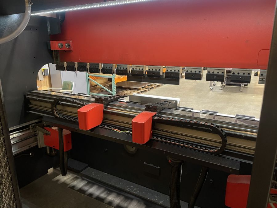 1003-HFE-M2-1303-bed-and-backgauge