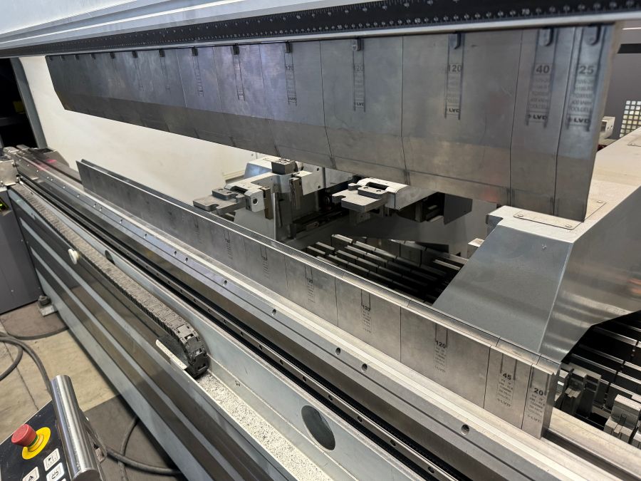 1116-LVD-ToolCell-135-30-Backgauge-and-Bed