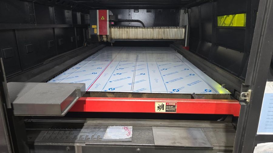 1185-Amada-ENSIS-3015AJ-3kW-Inside-1
