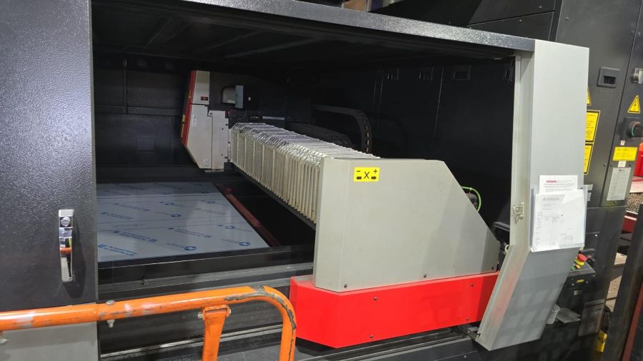 1185-Amada-ENSIS-3015AJ-3kW-Inside-2