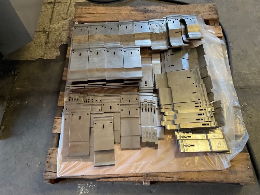 1223-Amada-HG1003ATC-Tools-2