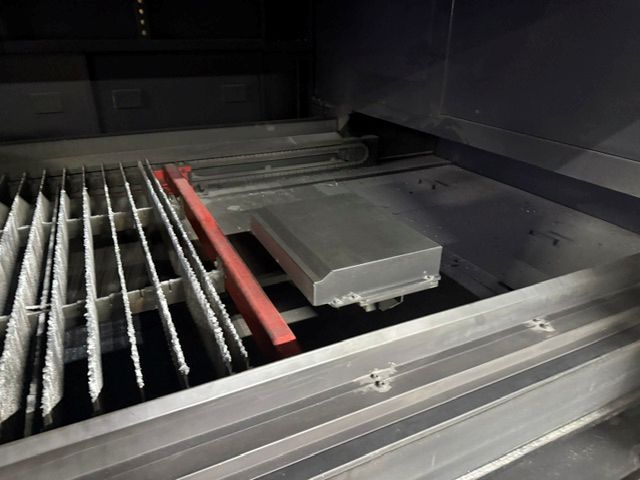 1252-Amada-ENSIS-3015AJ-Fiber-Nozzle-Changer