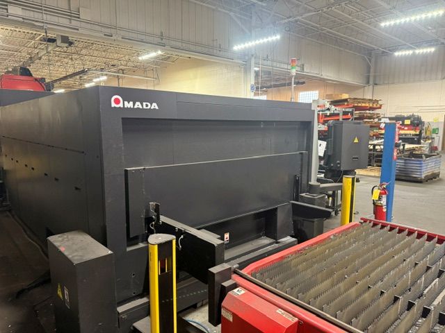 1252-Amada-ENSIS-3015AJ-Fiber-Shuttle-Table-Side