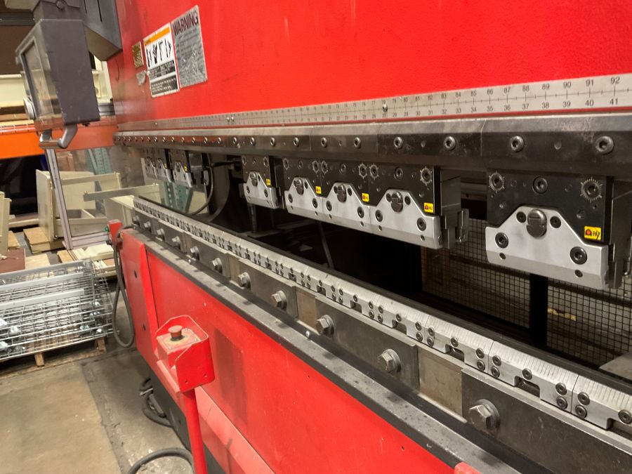 1262-Amada-HDS-8025NT-Bed-and-Holders-1