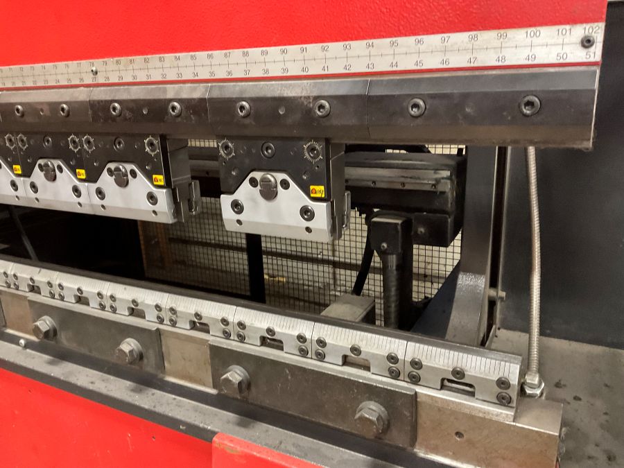 1262-Amada-HDS-8025NT-Bed-and-Holders-2