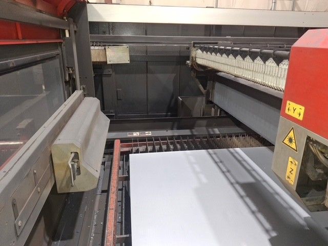 1266-Amada-FOM2-3015NT-4kW-Inside