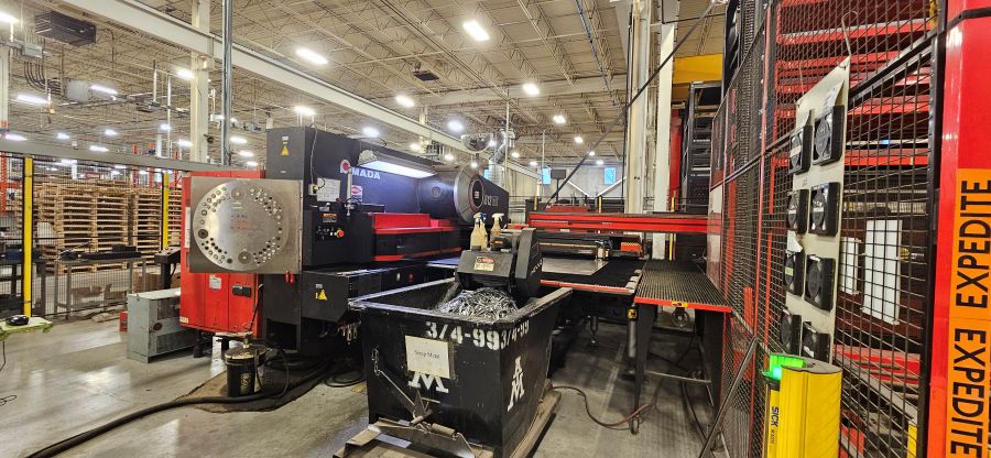 1280-Amada-EMK-3612M2-op-end