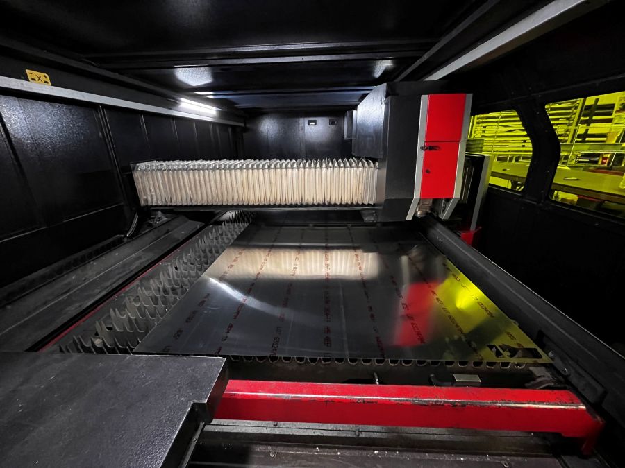 1316-Amada-Ventis-3015AJ-Fiber-4kW-Inside