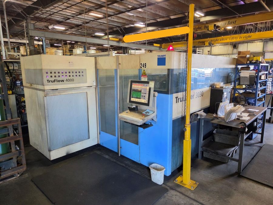 1_1321-Trumpf-TruLaser-3030-4kW-Op-end-and-resonator