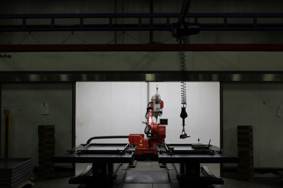 695-Amada-FLW-3000-ENSIS-M5-Tables-and-robot
