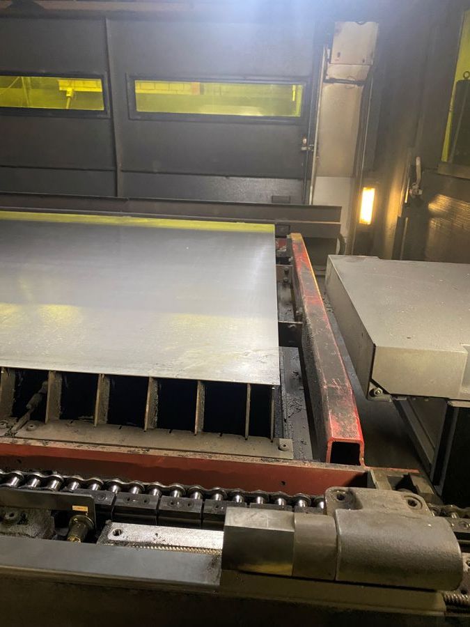 817-Amada-Ensis-3015AJ-Table-Inside