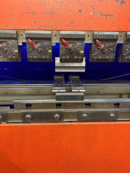 904-Amada-HFE-100-3S-Press-Brake-Bed-and-Fingers