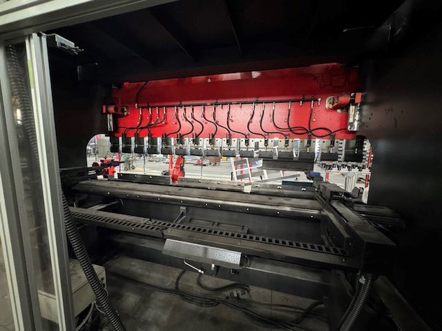 918-Amada-HG1303RM-Inside