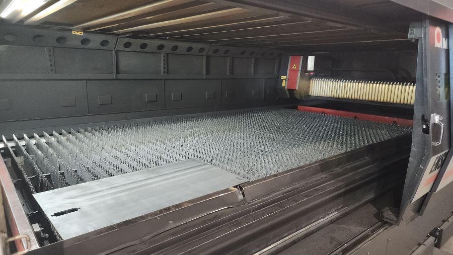 968-Amada-ENSIS-4020AJ-9kw-Inside