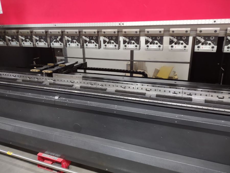 993-Amada-HG2204-M30-Bed-and-Tool-Holders